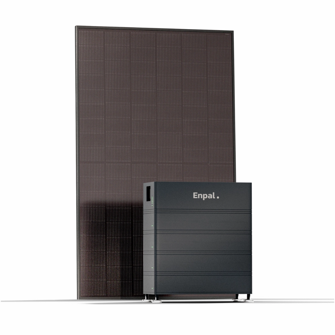 Schwarzes Enpal-Solarmodul mit angeschlossenem Energiespeicher vor weißem Hintergrund.